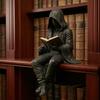 Statua di Uomo con Veste che Legge Mistero Gotico Statuetta Lettura Fantasy Veste Nera Scultura Seduta per Decorazione Libreria Scrivania di Halloween