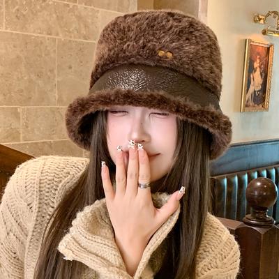 Neuer Plüsch Warmer Beckenhut für Damen im Winter Kältefest Lederkrempe Fischerhut Koreanischer Stil Gesicht Zeigend Klein Vielseitiger Bucket Hat