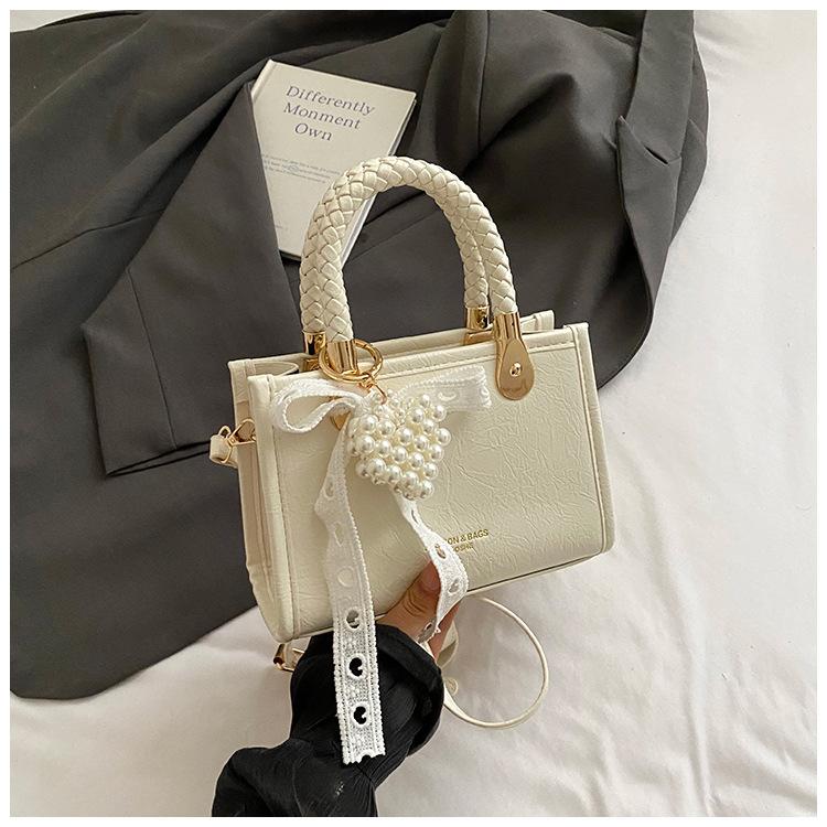 

2025 summer new Korean version niche high-value fashion simple commuter small bag female messenger small square bag