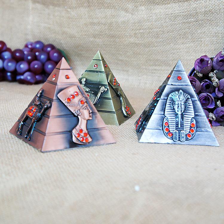 Salvadanaio in Metallo Elettrolucidato a Forma di Piramide Egizia Souvenir