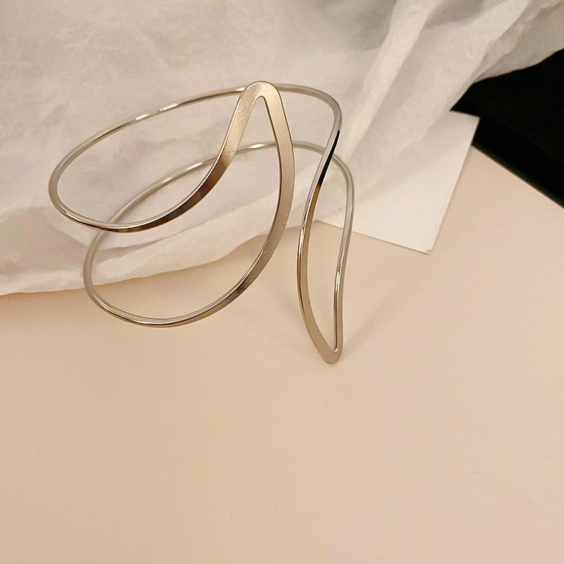 

Elegant Hollow Leaf Bracelet - Luxury Style Fashionable Bangle, Top Gift for Friends, European & American Design