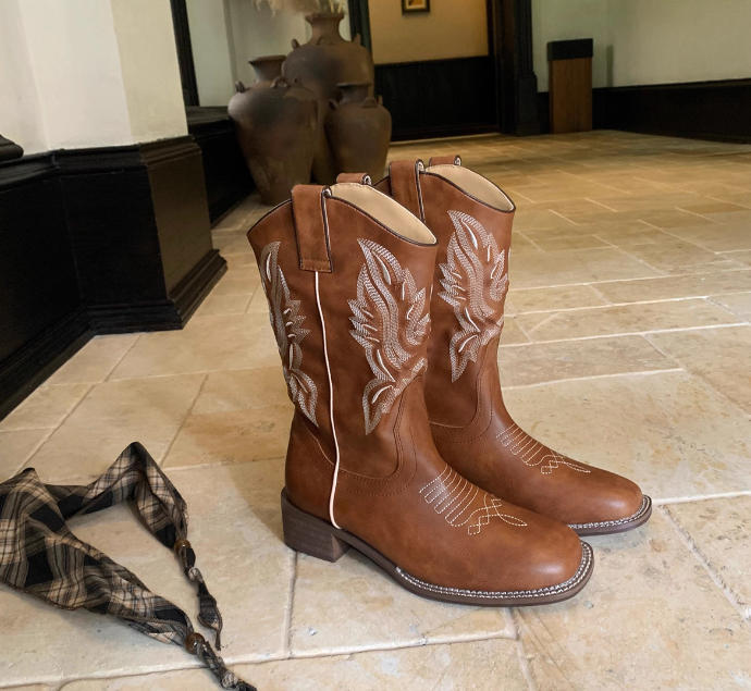 

Cowhide~ Grape Mom He Sui, the same style has a height increase of 4cm, embroidered V-mouth thick heel, western cowboy boots, women s medium tube, and 35
