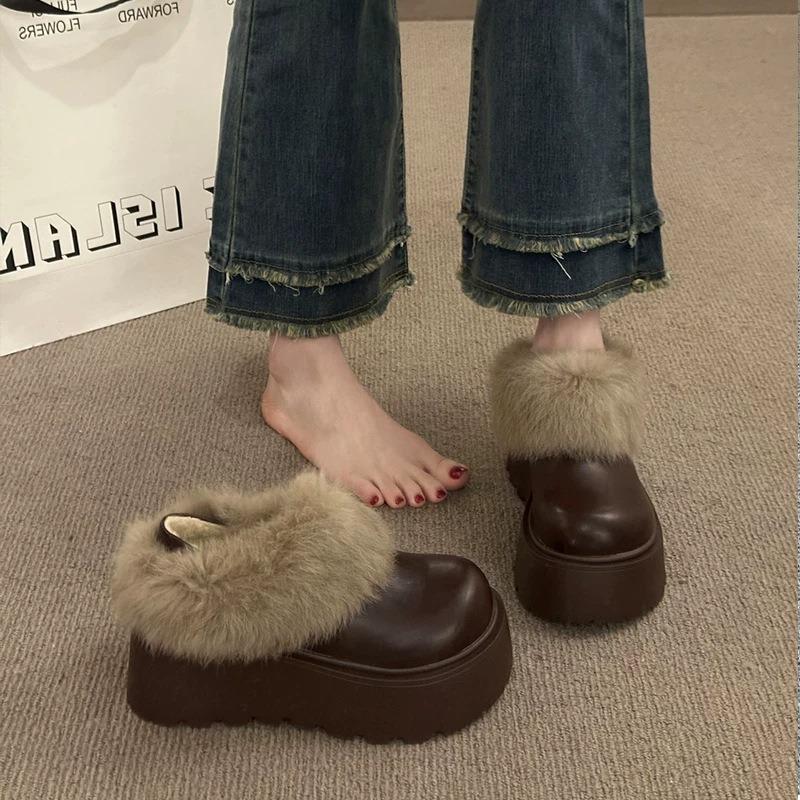 Thick-soled Velvet Warm Woman, Wearing Fluffy Cotton Shoes In Winter and Leather Snow Boots On One Foot