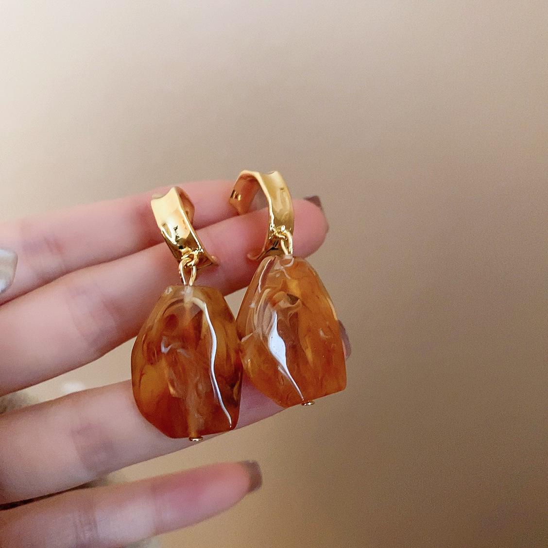 

Срібні сережки-пусети коричневого кольору неправильної форми - Французька легка розкіш, ретро, нішева, висококласна біжутерія для жінок.