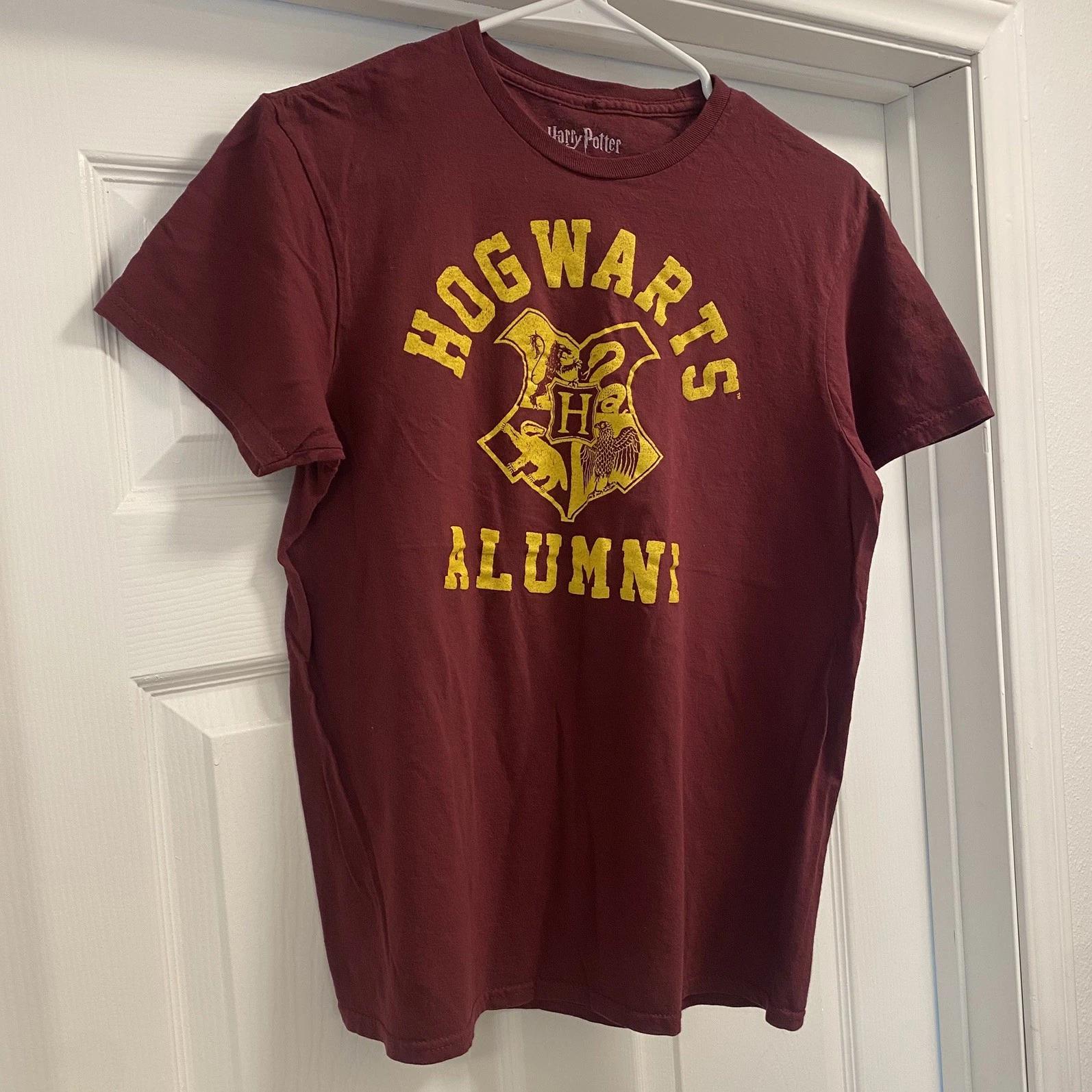 

Harry Potter Hogwarts Alumni T Shirt/ Adult (M) Maroon Warner Cotton Blend/ SLIM S