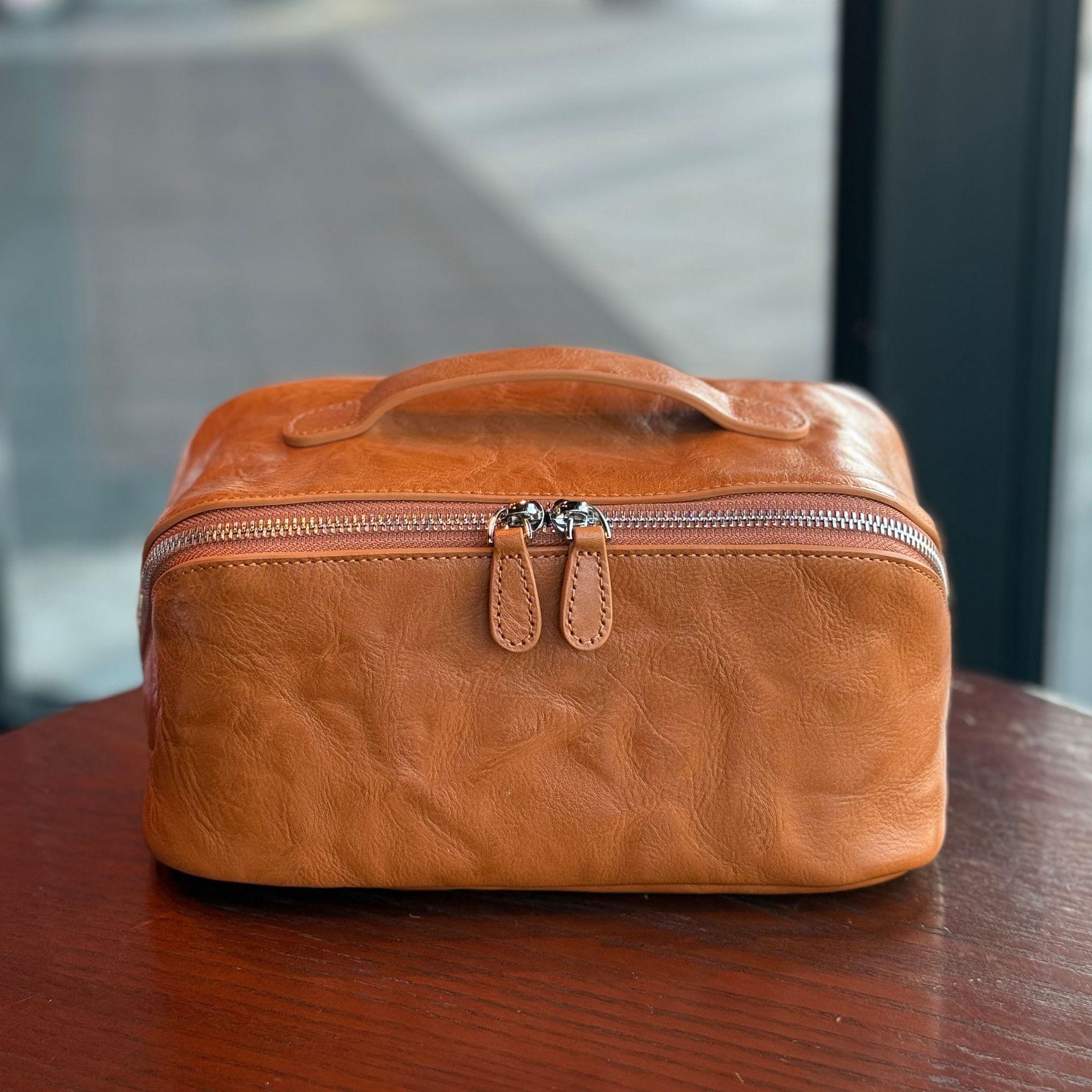 

Women Genuine Leather Cosmetic Bag Retro Large Capacity Makeup Organizer Portable Zipper Toiletry Bag золотий коричневий колір