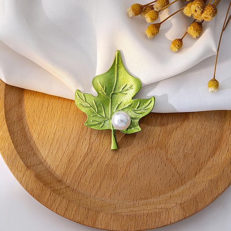 Fashion Green Three-Dimensional Leaf Brooch, Creative Plant Pearl Corsage Exquisite Pin Suit Accessories Women