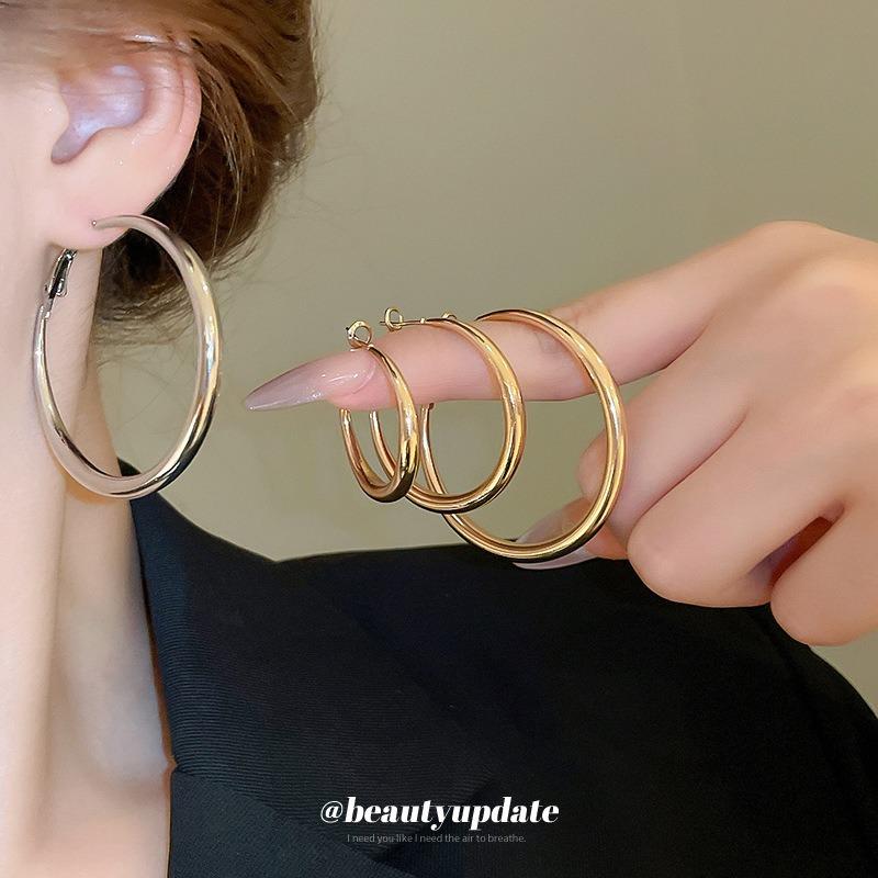 Silver Needle's New High-end Plain Ring Earrings, Light Luxury and Versatile Earrings, Simple and Fashionable Design Earrings.