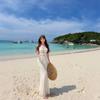 Tourism in Bali, Thailand, beautiful one-word shoulder pinch waist and thin fishtail dress, seaside vacation wind beach dress