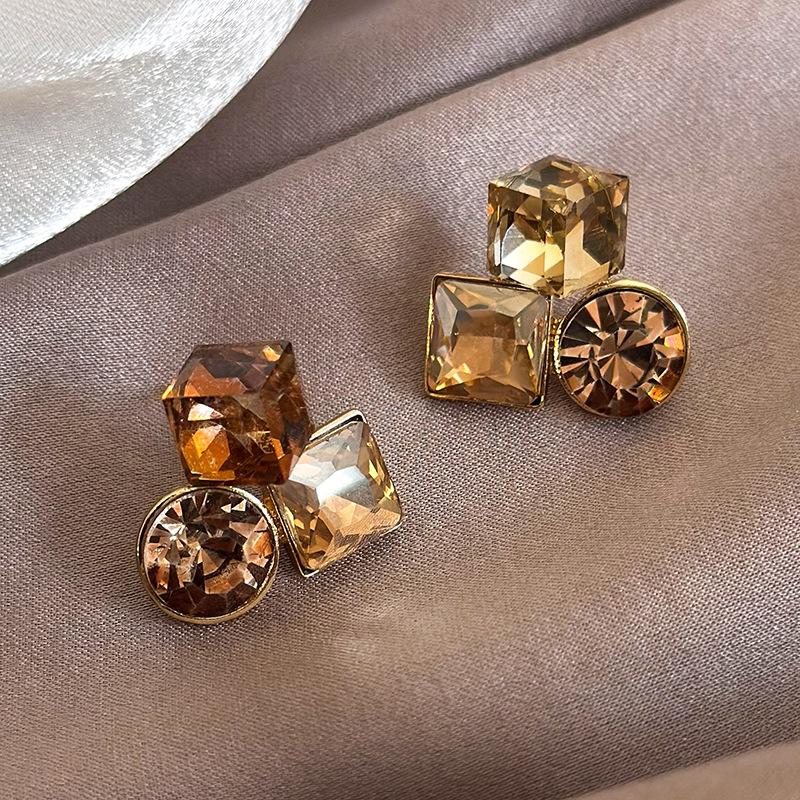 

Легкие роскошные серьги в стиле ретро, ​​геометрические трехмерные серьги неправильной формы, нишевые модные уникальные серьги