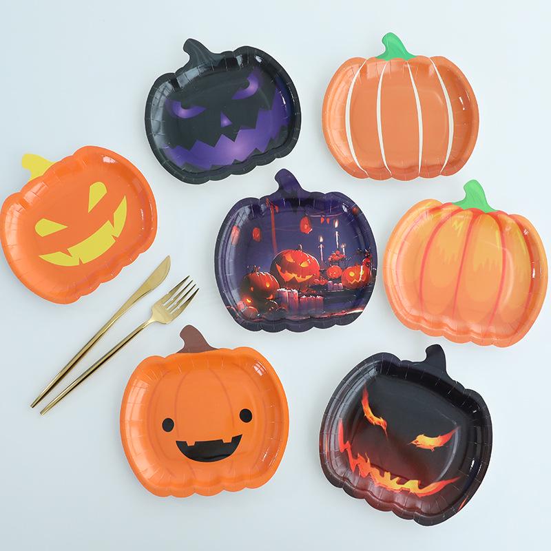 Zestaw zastawy stołowej na imprezę tematyczną Halloween: Obrus dyniowy, Talerzyki i kubki jednorazowe