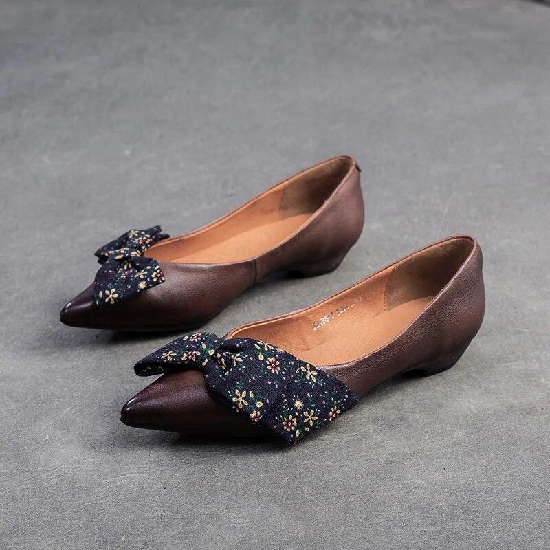 Johnature Vielseitige Pumps aus echtem Leder, modische spitze Zehenpartie, Slip-on, niedrige Absätze, Schleife, Damenschuhe
