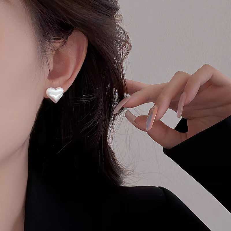 Autumn And Winter Niche Temperament Simple Love Stud Earrings Women'S Fashion Flow Brushed Earrings Cold Wind Commuting Versatile Earrings