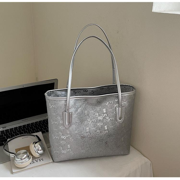 

2025 summer new tote bag solid color women s large-capacity foreign gas handbag large-capacity design underarm shoulder bag серебряный