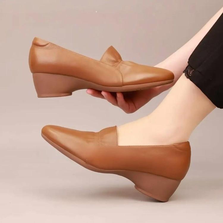 Mom shoes women's 2025 spring and summer new pointed soft sole wedge small leather shoes versatile fashion temperament one-pedal single shoes