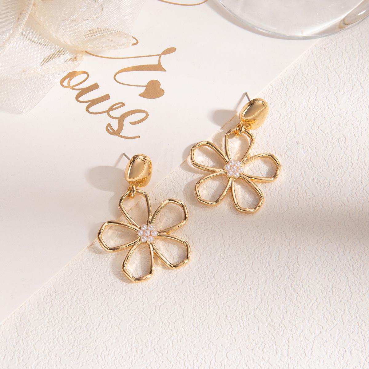 Retro Hollow Big Flower Pearl Stud Earrings, Light Luxury Design Sense, Simple Personality Temperament Earrings Women