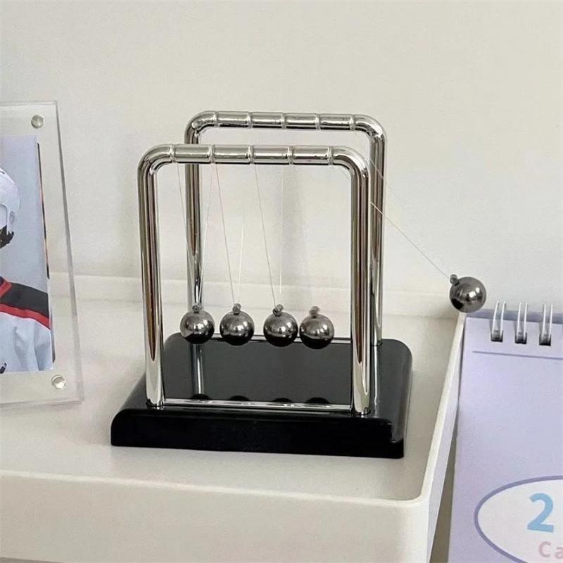 3 rozmiary Metalowe wahadłowe piłki do kołyski z czarną podstawą kwadratowe kreatywne biurko domowe dekoracja stołu prezenty urodzinowe
