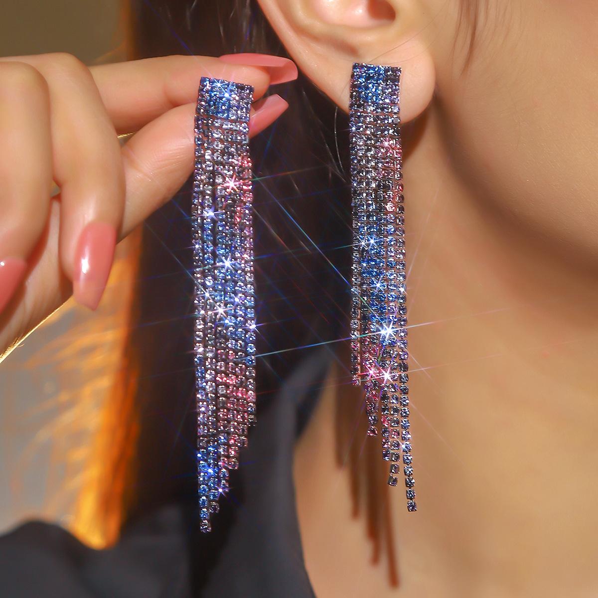 Длинные серьги-кисточки с блестящим темпераментом, усыпанные бриллиантами