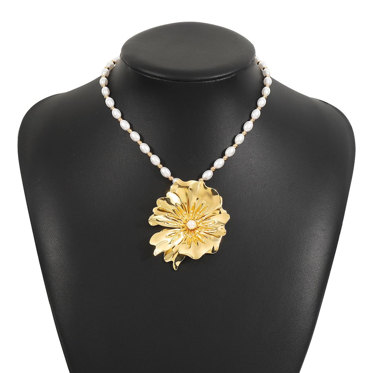 

Tooxika Exaggerated Metal Large Flower Necklace Vintage Faux Pearl Necklace