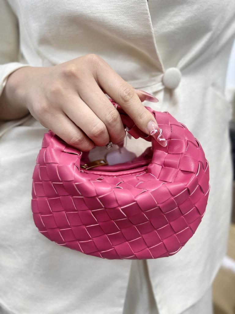 Ručně vyráběné dámské mini knedlíčkové taštičky - elegantní ručně tkaný design croissantu