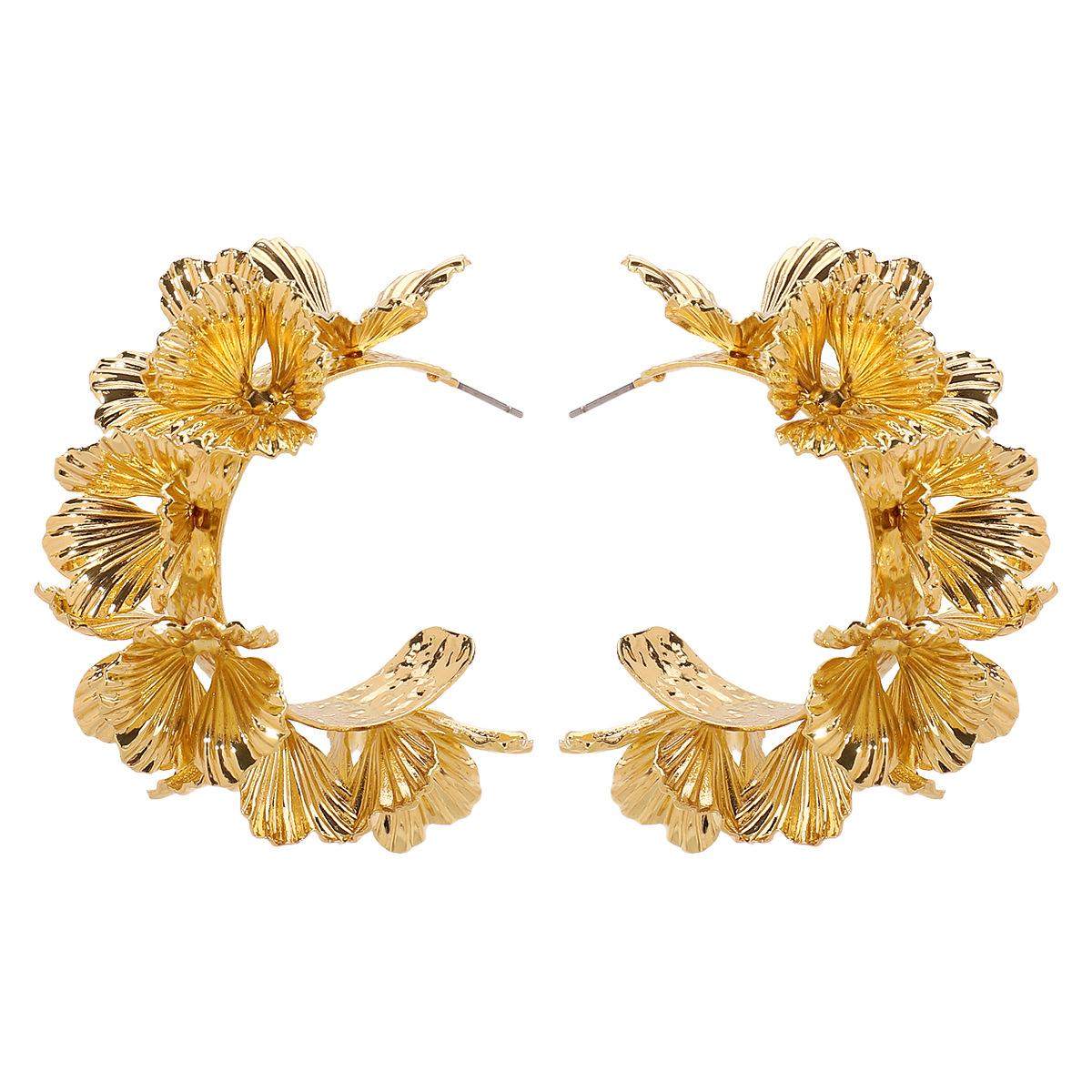 

Women European American Exaggerated 3D Stacked Flower Earrings Luxury Retro Trendy Metal C Shape Ear Cuffs золотой