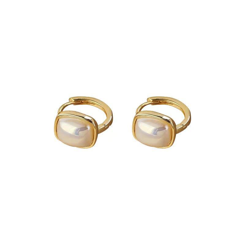 French Retro Pearl Earrings: Elegant, Versatile Fashion for Women. Luxurious, Simple, Niche Design.