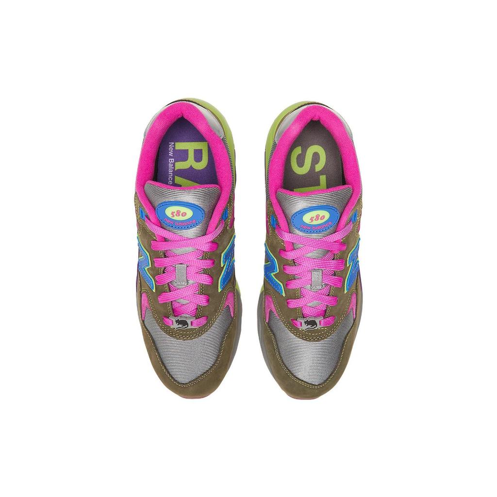 Stray Rats x New Balance 580 Omaggio al 2007 - Muschio Scuro Sneakers Unisex Verde Uva Cosmica MT580ST2