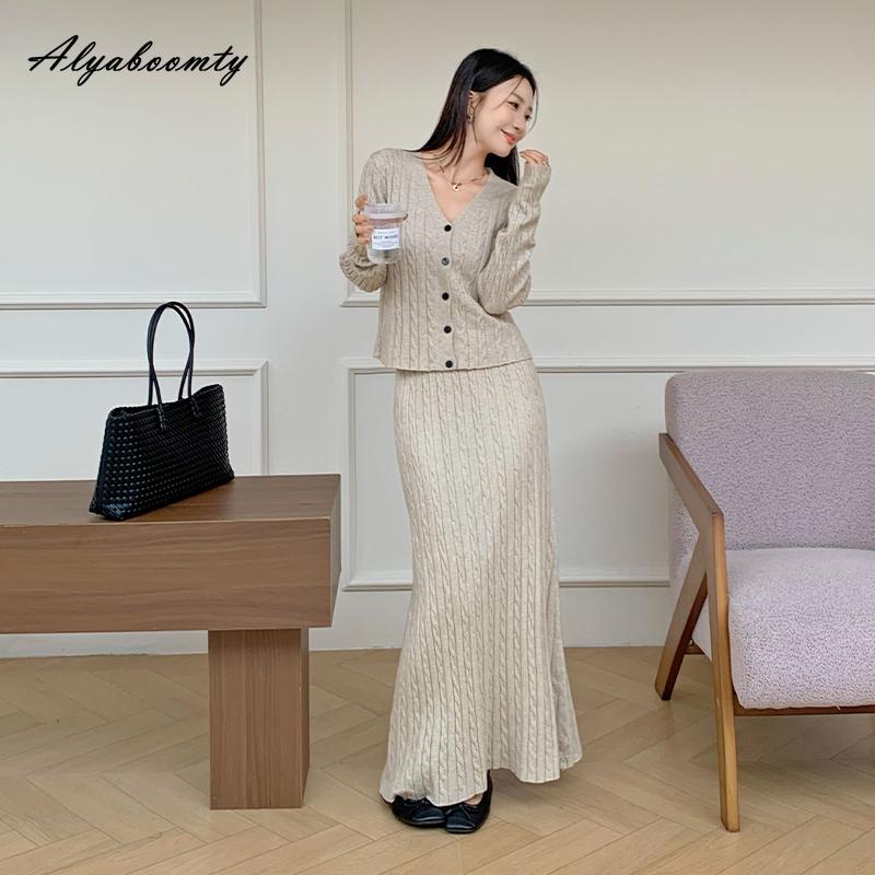 

Элегантный Модный Осенне-Зимний Женский Вязаный Комплект из 2 Предметов Вязаный Кардиган с V-образным вырезом + Длинная Вязаная Юбка Макси Толстый Теплый Женственный Коричневый Черный Серый Наряды One Size