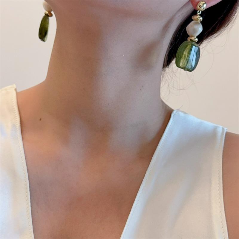 French Vintage Color-blocked Amber Acrylic Niche Design Earrings, Light Luxury and High-end Silver Needle Versatile Studs