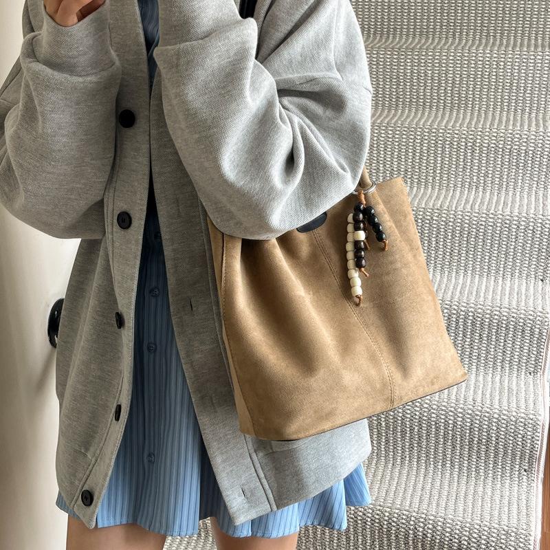 Large-capacity bags women's autumn and winter versatile 2025 new simple shoulder bags are popular this year, textured commuter tote bags