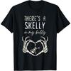 Lustiges Skelett Da ist Skelly in meinem Bauch Schwangeres Halloween T-Shirt
