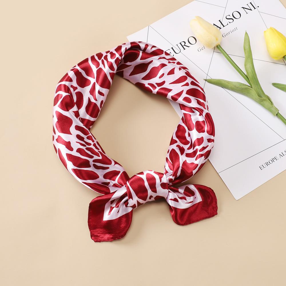 Leopardtrykk lite silkeskjerf 60 cm lite firkantet skjerf Dameskjerf Dekorativt hodeskjerf Mote silkeskjerf Halskjede