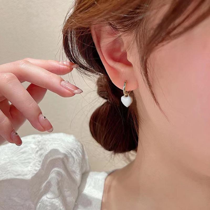 Simple Design White Enamel Heart Shaped Hoop Earrings For Women Elegant Sense Love Heart Gold Color Hoop Earring Jewelry