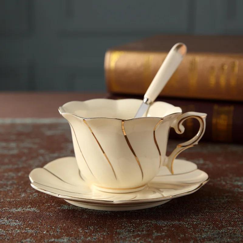 Squisito Set Tazza da Caffè, Sottotazza e Cucchiaino in Osso Porcellanato con Ceramica Dorata per Cappuccino e Tè Pomeridiano