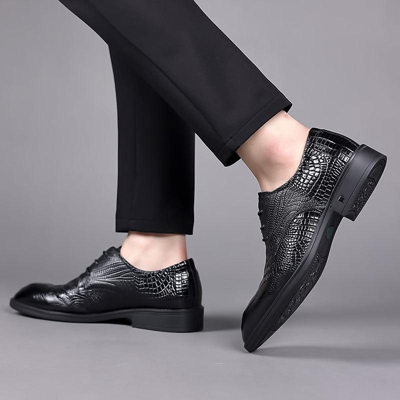 Herrenschuhe aus echtem Rindsleder: Britischer Stil, Herbst, spitze Zehenpartie, formelles Krokodilmuster, Braun.