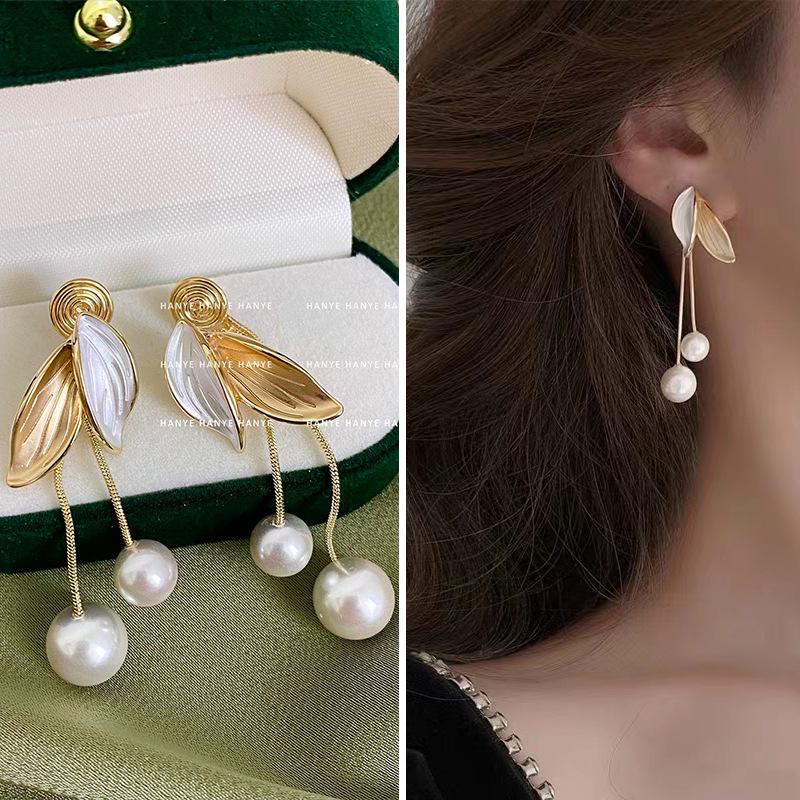 French Retro Pearl Clip-On Earrings: Mosquito Coil Design, Hong Kong Niche Style, No Piercing Needed, Women's High-End Fashion Accessories.