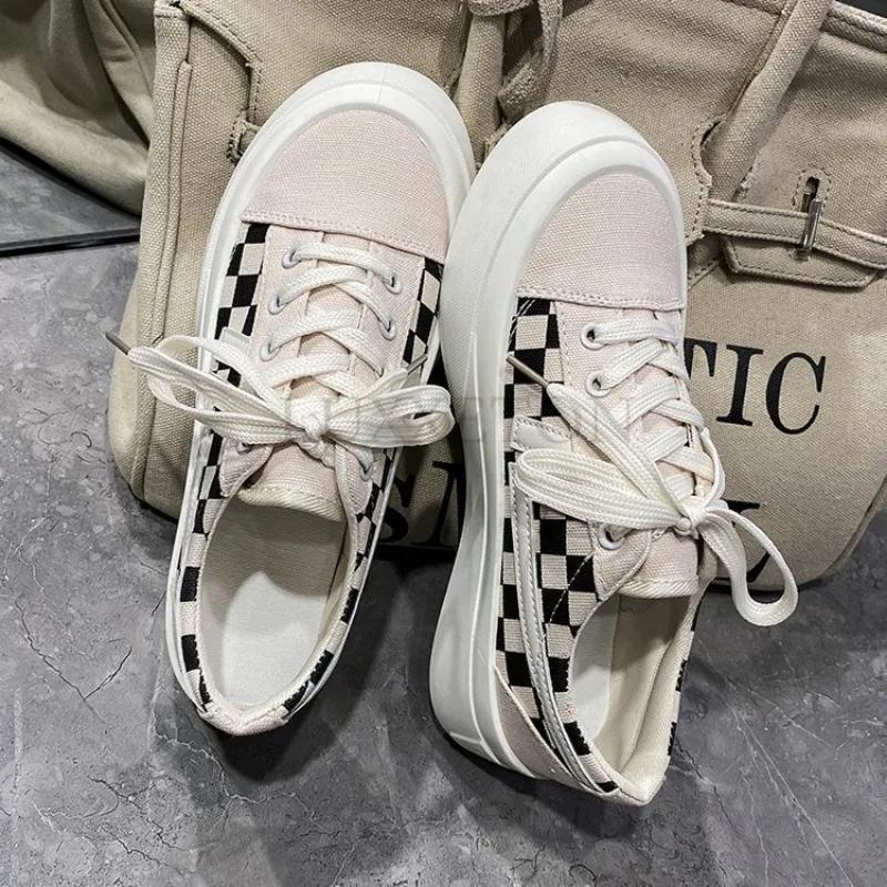 Les chaussures en toile à damier à semelles épaisses sont des chaussures décontractées confortables, respirantes, antidérapantes, à la mode et polyvalentes