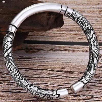 Bracciale Doppio Drago a Polsino Aperto con Motivo Drago in Rilievo, Stile Retrò Lega Invecchiata, Colore Argento, Unisex