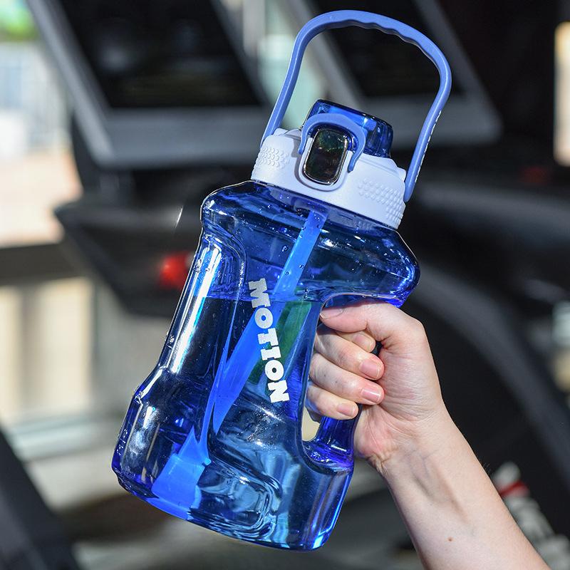 

Новые прозрачные ручные Т-образные бочки для мужчин и женщин, пластиковая чашка большой емкости для фитнеса с соломой, портативный спортивный чайник для улицы 1600ML