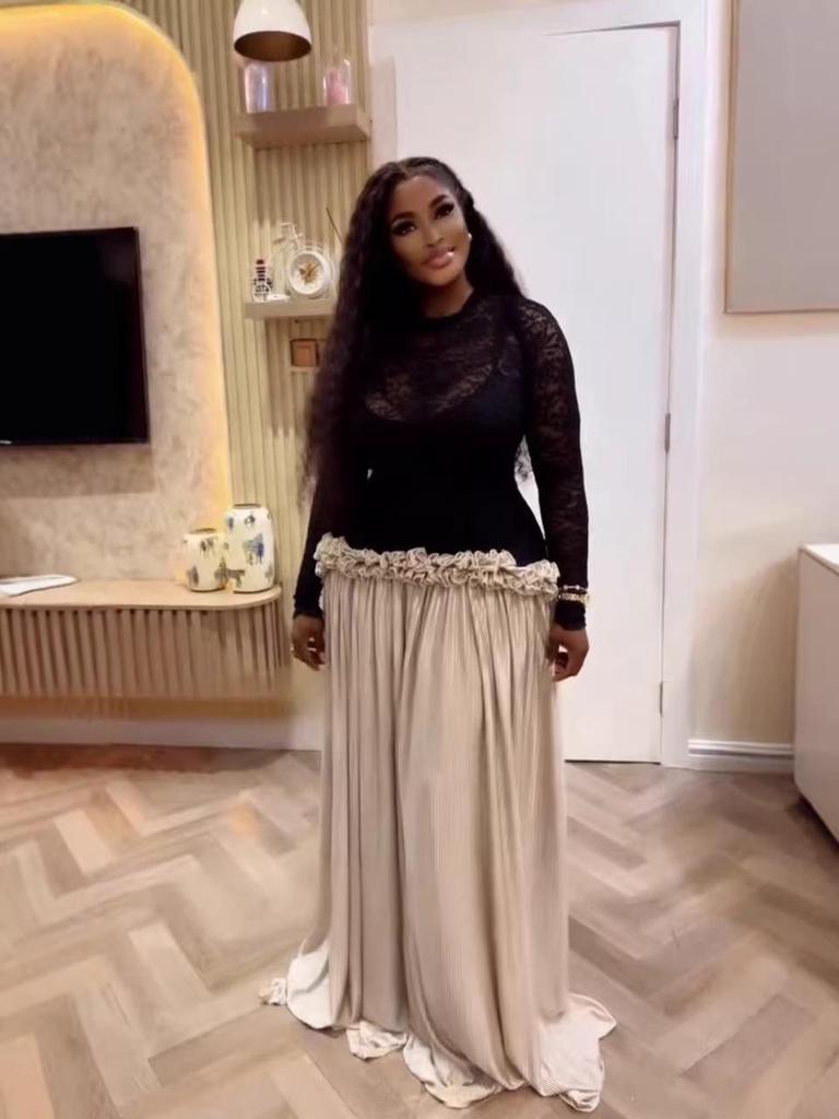 Elegantes Abendkleid mit hohem Bund, langen Ärmeln, Spitze und plissiertem Rüschenrock