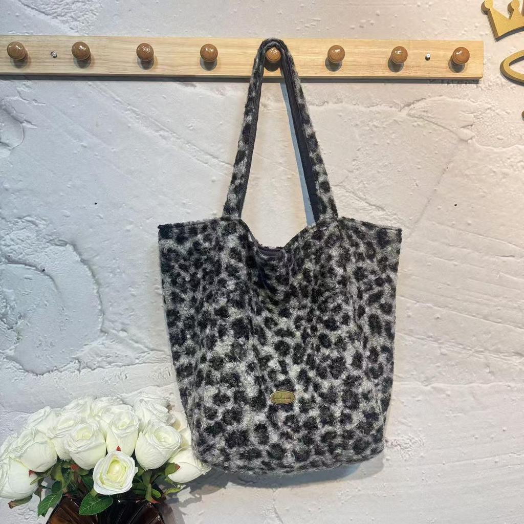 2026 New Ins Style Reversible Woolen Tote: Autumn/Winter Large Capacity Trendy Shoulder Shopping Bag