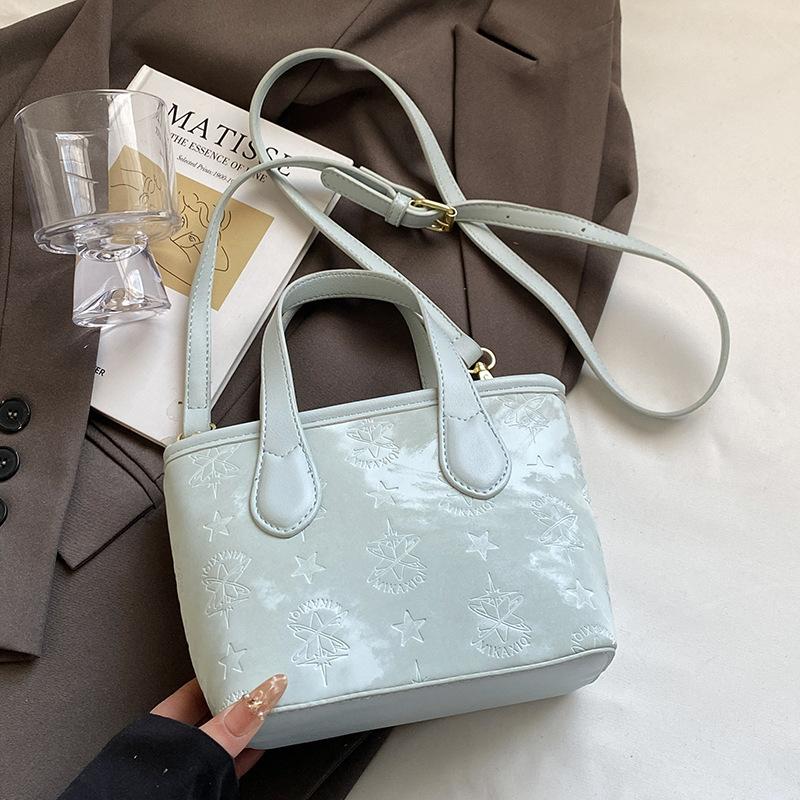

Popular Korean version of high-end embossed fashion hand-carried bucket bag temperament commuter women s casual messenger bag