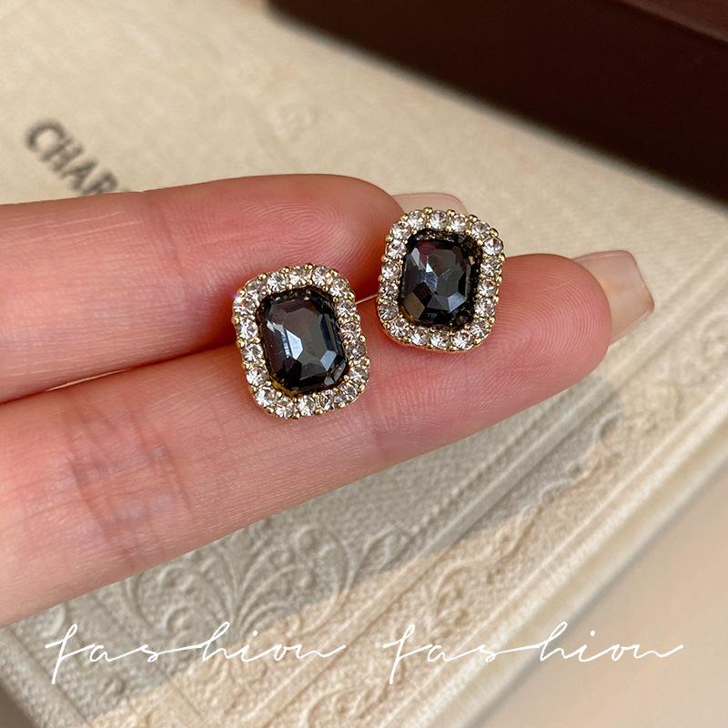 Unique black crystal square stud earrings, small and exquisite earrings, new trendy high-end temperament earrings in 2025.