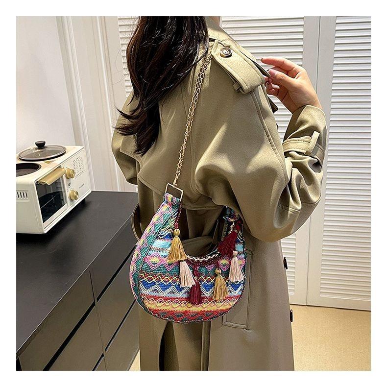 Жіноча сумка в етнічному стилі з китицями Модна та універсальна сумка кросбоді Популярна ланцюжкова сумка на плече у формі півмісяця