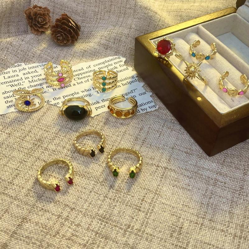 Elegant Vintage Style 18k Gold Ring For Women With Unique Geometric Design And Adjustable Fit