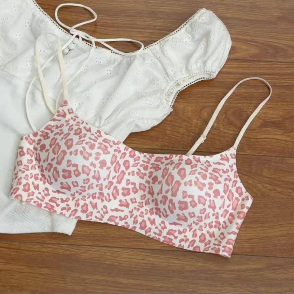 Low-neck foundation, invisible seamless underwear, women's thin styles gather, upper support, no steel ring, thin shoulder strap, square collar bra
