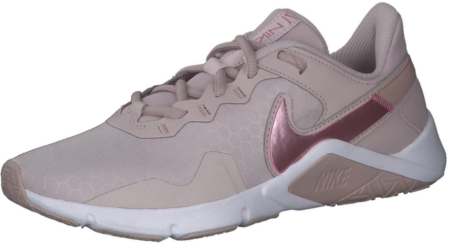 

Женские кроссовки Nike Legend Essential 2 платиновая фиалка/каменное марево/белый/пустынная ягода 36 ½