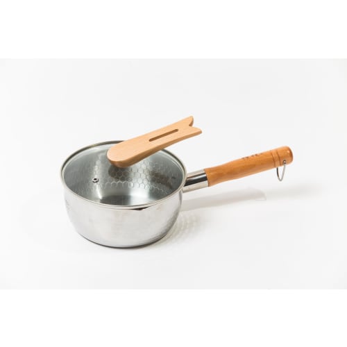 20cm Yukihira pot, stainless steel, induction cooktop, easy-to-use, with a wooden handle, hammered finish, and glass lid. Features a self-standing kno