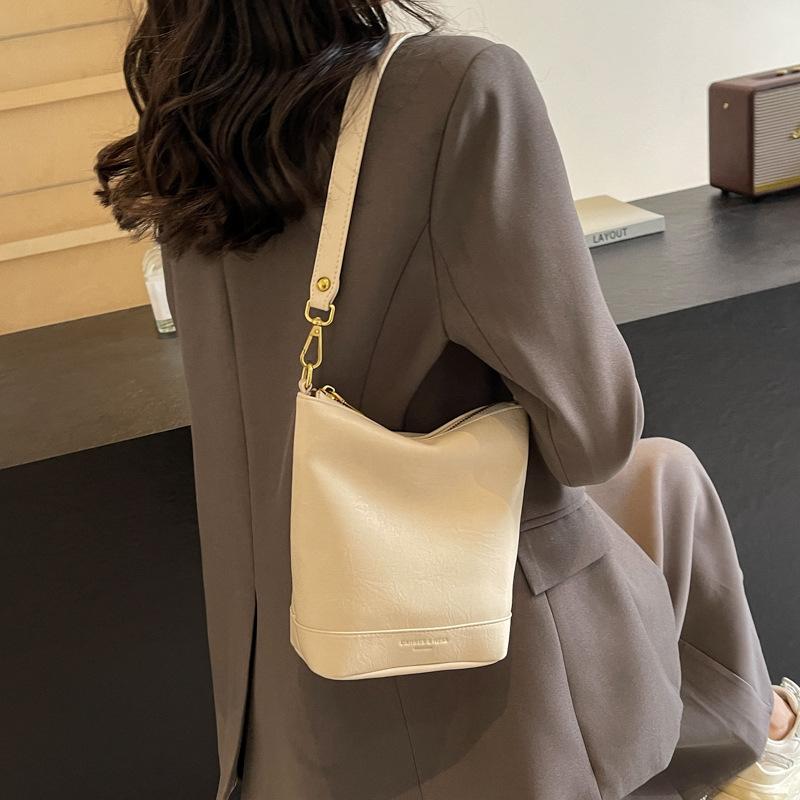 New casual simple bucket bag women's niche texture versatile shoulder bag temperament commuter fashion messenger bag