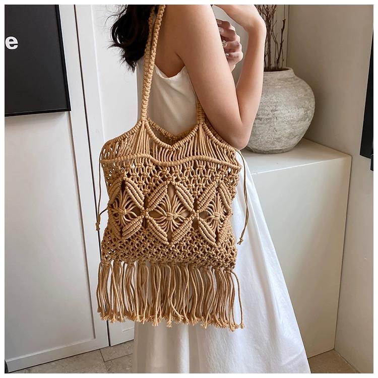 Korean Chic Retro Hollow Weaving Women's Bag Boho Style Tassel Bag Travel Vacation Beach Bag with a Large Capacity